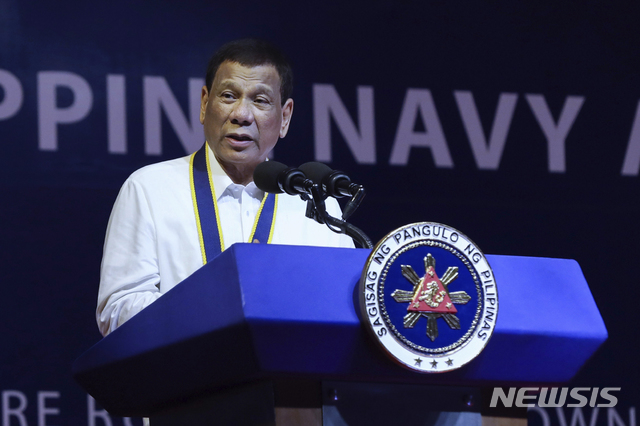 【생글리포인트=필리핀대통령궁·AP/뉴시스】로드리고 두테르테 필리핀 대통령이 지난 17일 필리핀 카비테 주 생글리포인트 해군기지에서 열린 제121회 필리핀 해군 기념식에서 연설을 하고 있다. 그는 이날 남중국해에서 중국 선박과 충돌한 필리핀 어선의 침몰을 '작은 해상 사고'라며 의미를 축소했다. 2019.06.18.