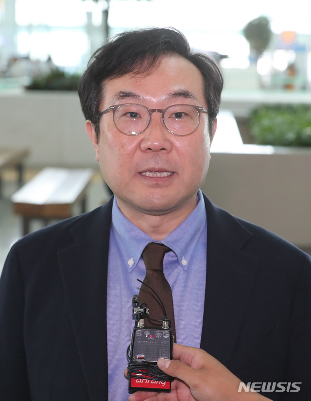 【인천공항=뉴시스】이영환 기자 = 이도훈 외교부 한반도평화교섭본부장이 18일 오전 인천국제공항 제2여객터미널을 통해 미국으로 출국 전 인터뷰를 하고 있다.이 본부장은 21일까지 미국 워싱턴D.C.를 방문해 스티븐 비건 미 국무부 대북정책특별대표와 한미 북핵 수석대표 협의를 갖는다. 2019.06.18.  20hwan@newsis.com