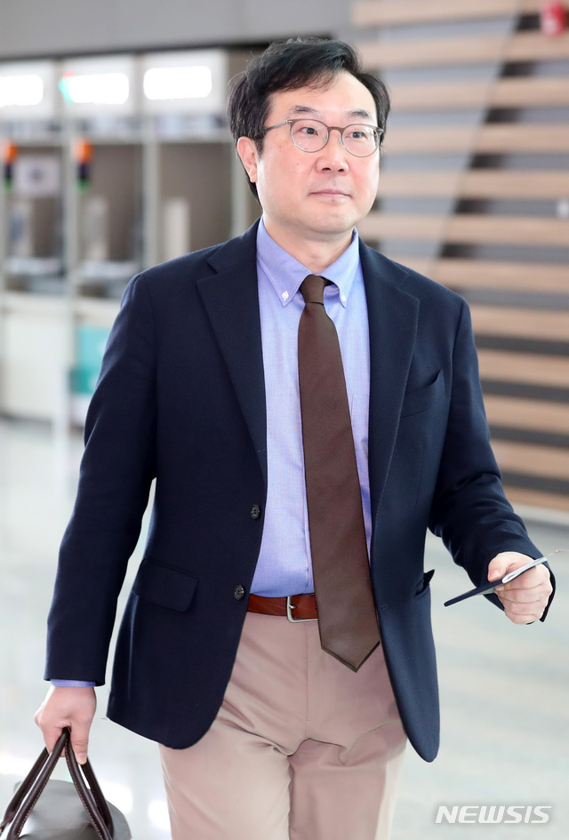 【인천공항=뉴시스】이영환 기자 = 이도훈 외교부 한반도평화교섭본부장이 18일 오전 인천국제공항 제2여객터미널을 통해 미국으로 출국하고 있다.이 본부장은 21일까지 미국 워싱턴D.C.를 방문해 스티븐 비건 미 국무부 대북정책특별대표와 한미 북핵 수석대표 협의를 갖는다. 2019.06.18.  20hwan@newsis.com