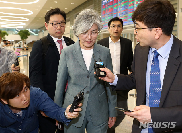 【인천공항=뉴시스】이영환 기자 = 러시아 방문을 마친 강경화 외교부 장관이 18일 오전 인천국제공항 제2여객터미널을 통해 귀국하고 있다. 2019.06.18. 20hwan@newsis.com