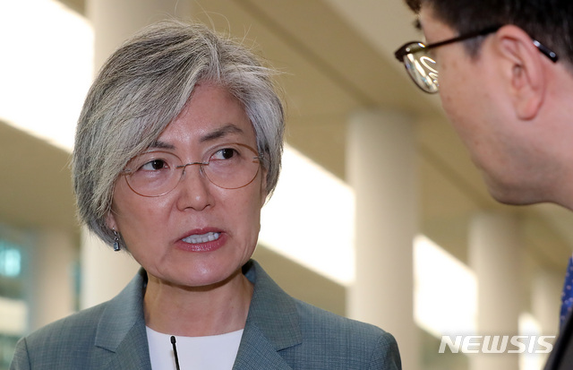 【인천공항=뉴시스】이영환 기자 = 러시아 방문을 마친 강경화 외교부 장관이 18일 오전 인천국제공항 제2여객터미널을 통해 귀국해 취재진의 질문에 답하고 있다. 2019.06.18. 20hwan@newsis.com