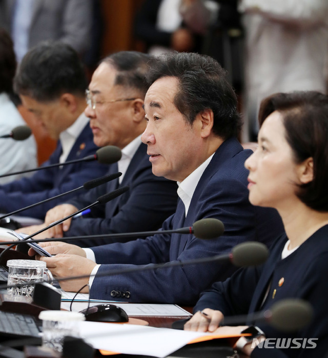 【서울=뉴시스】박주성 기자 = 이낙연 국무총리가 18일 오전 서울 세종로 정부서울청사에서 열린 국무회의에서 모두발언을 하고 있다. 2019.06.18. park7691@newsis.com