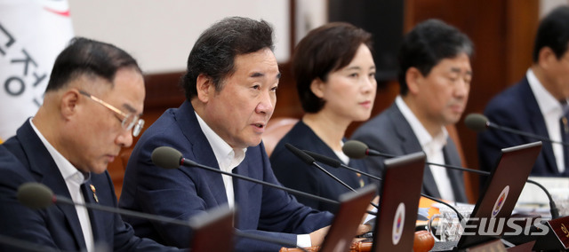 【서울=뉴시스】박주성 기자 = 이낙연 국무총리가 18일 오전 서울 세종로 정부서울청사에서 열린 국무회의에서 모두발언을 하고 있다. 2019.06.18. park7691@newsis.com