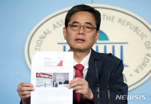 【서울=뉴시스】고승민 기자 = 자유한국당 곽상도 의원이 18일 서울 여의도 국회에서 문재인 대통령 사위 관련 기자회견을 하고 있다. 2019.06.18.kkssmm99@newsis.com