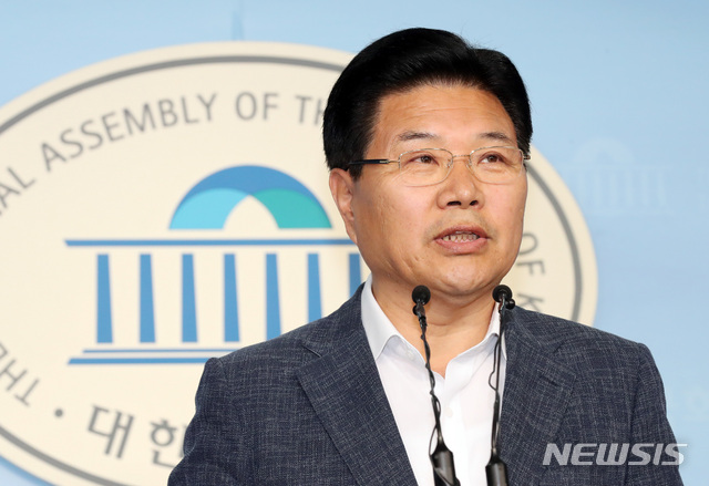 【서울=뉴시스】 박영태 기자 = 자유한국당 홍문종 의원이 18일 오전 서울 여의도 국회 정론관에서 자유한국당 탈당 기자회견을 하고 있다. 2019.06.18.since1999@newsis.com