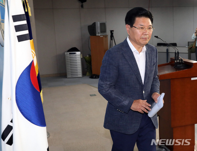 【서울=뉴시스】 박영태 기자 = 자유한국당 홍문종 의원이 18일 오전 서울 여의도 국회 정론관에서 자유한국당 탈당 기자회견을 한 후 퇴장하고 있다. 2019.06.18.since1999@newsis.com