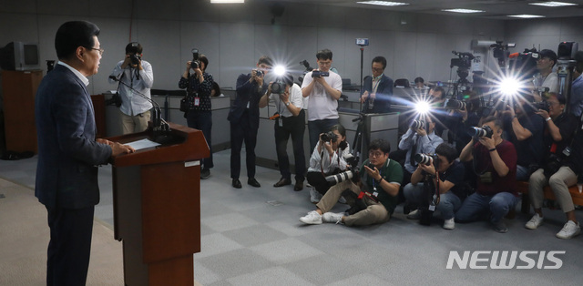 【서울=뉴시스】 박영태 기자 = 자유한국당 홍문종 의원이 18일 오전 서울 여의도 국회 정론관에서 자유한국당 탈당 기자회견을 하고 있다. 2019.06.18.since1999@newsis.com
