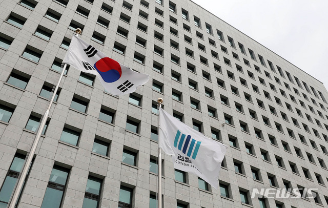 【서울=뉴시스】추상철 기자 = 신임 검찰총장 후보자로 지명된 윤석열 서울중앙지방검찰청장의 인사발령안이 심의 의결된 18일 오전 서울 서초구 대검찰청 앞에는 태극기와 검찰 깃발이 바람에 펄럭이고 있다. 2019.06.18. scchoo@newsis.com