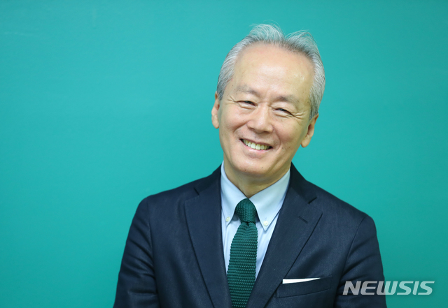 【서울=뉴시스】조수정 기자 = 금난새 지휘자가 18일 오전 서울 중구 흥인동 충무아트센터에서 뉴시스와 인터뷰에 앞서 포즈를 취하고 있다. 2019.06.19. chocrystal@newsis.com