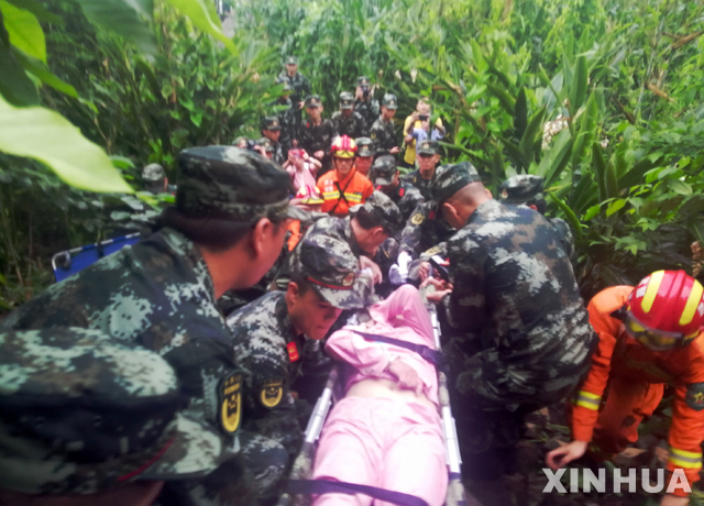 【이빈(중국 쓰촨성)=신화/뉴시스】17일 중국 쓰촨성 이빈시 창닝에서 규모 6.0의 지진이 발생해 13명이 숨지고 230명이 부상했다. 2019.06.18.