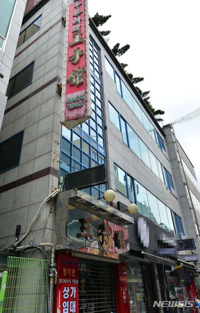 【광주=뉴시스】변재훈 기자 = 18일 오후 광주 동구 충장로 101-6에 위치한 광주에서 현존하는 중화음식점 중 가장 오래된 왕자관의 출입문이 잠겨져 있다. 1945년 처음 문을 연 왕자관은 영업 부진을 이유로 지난 4월30일 최종 폐업했다. 2019.06.18. wisom21@newsis.com 