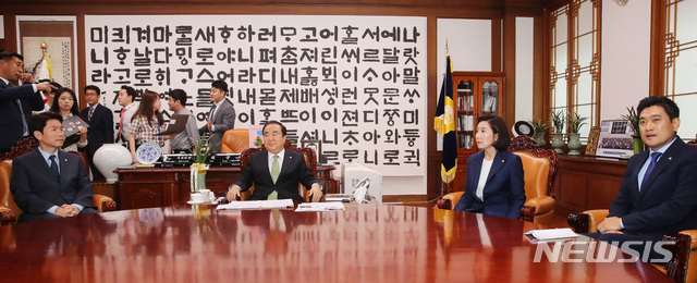 【서울=뉴시스】이종철 기자&nbsp; = 문희상 국회의장과 여야 교섭단체 원내대표들이 18일 오후 서울 여의도 국회에서 회동을 하고 있다. 왼쪽부터 더불어민주당 이인영 원내대표, 문 의장, 자유한국당 나경원, 바른미래당 오신환 원내대표. 2019.06.18. jc4321@newsis.com