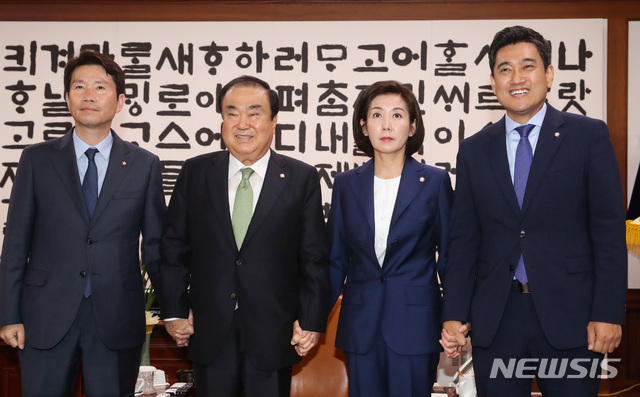 【서울=뉴시스】이종철 기자&nbsp; = 문희상 국회의장과 여야 교섭단체 원내대표들이 18일 오후 서울 여의도 국회에서 회동을 하면서 포즈를 취하고 있다. 왼쪽부터 더불어민주당 이인영 원내대표, 문 의장, 자유한국당 나경원, 바른미래당 오신환 원내대표. 2019.06.18. jc4321@newsis.com