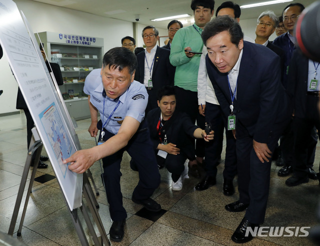 【인천=뉴시스】최동준 기자 = 이낙연 국무총리가 지난 18일 인천항 제2국제여객터미널을 방문해 아프리카돼지열병 국경 검역 현장 참관을 하고 있다. 2019.06.18. photocdj@newsis.com