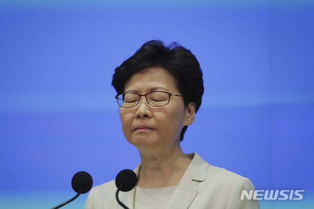 【홍콩=AP/뉴시스】캐리 람 홍콩 행정장관이 18일 홍콩에서 기자회견 중 눈을 감은 채 기자들의 질문을 듣고 있다. 람 장관은 이날 시민들의 거센 반대에 부닥친 중국으로의 범죄인 인도법을 자신이 부적절하게 처리하려 했다며 사과했다. 그녀는 그러나 사퇴 요구에 대해서는 거부하며 3년 남은 임기를 모두 마쳐 신뢰를 회복하고 싶다고 말했다. 2019.6.18