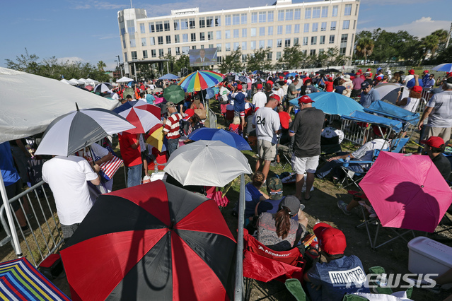 【올랜도=AP/뉴시스】도널드 트럼프 미국 대통령의 2020년 대선 재선캠페인 출정식이 열리는 18일(현지시간) 플로리다 올랜도에서 지지자들이 줄을 서 유세를 기다리고 있다. 2019.06.19. 