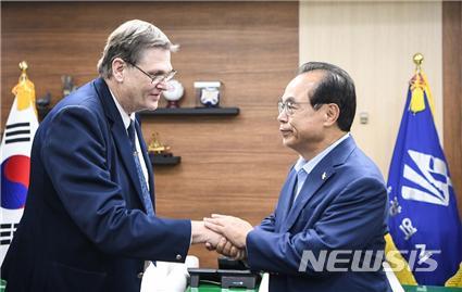  [부산=뉴시스] 허상천 기자 = 오거돈 부산시장은 18일 오후 시청 접견실에서 ㈔국제e스포츠연맹 콜린 웹스터 회장을 만나고 e스포츠 발전을 위해 적극 협력키로 했다. 2019.06.19. (사진 = 부산시 제공) photo@newsis.com