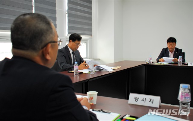 【충주=뉴시스】이병찬 기자 = 19일 충북 충주교육지원청에서 열린 신명학원 임원 승인 취소 청문회에서 이혁영(오른쪽) 행정과장이 처분 취지를 설명하고 있다. 왼쪽은 우태욱 신명학원 이사장.2019.06.19.bclee@newsis.com