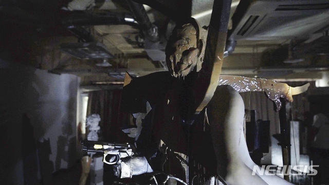 【서울=뉴시스】최하늘, 초국가를 위한 내일의 원근법 모듈_남성성(인간) 재고(부분), 2019, MDF, 마네킹, 철제좌대, 스텐봉, 각종 오브제, 실리콘, 스카치 등, 230×120×120cm, 국립현대미술관 제공