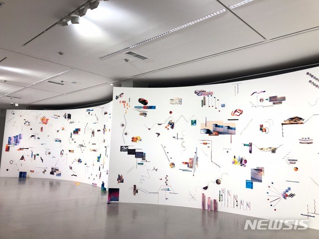 【서울=뉴시스】윤두현, 모하비 낮밤, 2019, 종이에 프린트, 포맥스, 8채널 영상, 컬러, 무음, 가변크기,국립현대미술관 제공