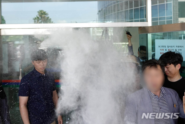 【제주=뉴시스】 강경태 기자 = 19일 오후 제주시 농어업인회관에서 제주 제2공항 반대 단체가 국토교통부의 제2공항 기본계획 수립 용역 최종보고회 관계자들을 향해 밀가루를 뿌리고 있다. ktk2807@newsis.com