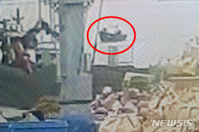 【삼척=뉴시스】김태식 기자 = 지난 15일 북한 어선이 강원 삼척시 삼척항 부두로 진입하고 있는 모습이 삼척항 CCTV에 포착됐다.201906.19.(사진=강원 삼척항 인근 CCTV 캡쳐)&nbsp; newsenv＠newsis.com 