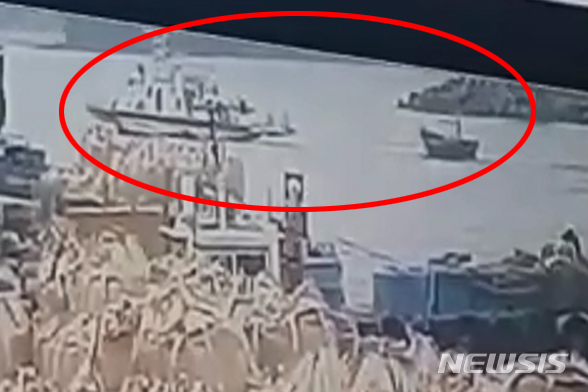 【삼척=뉴시스】김태식 기자 = 지난 15일 강원 삼척시 삼척항에 정박한 북한 어선이 해경 경비함에 의해 예인되고 있다.201906.19.(사진=강원 삼척항 인근 CCTV 캡쳐)&nbsp; newsenv＠newsis.com
