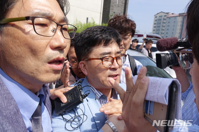 【제주=뉴시스】 강경태 기자 = 19일 오후 제주시 농어업인회관에서 제주 제2공항 반대 단체의 반발로 국토교통부의 제2공항 기본계획 수립 용역 최종보고회가 무산되자 국토부 관계자들이 차량으로 이동하고 있다. ktk2807@newsis.com