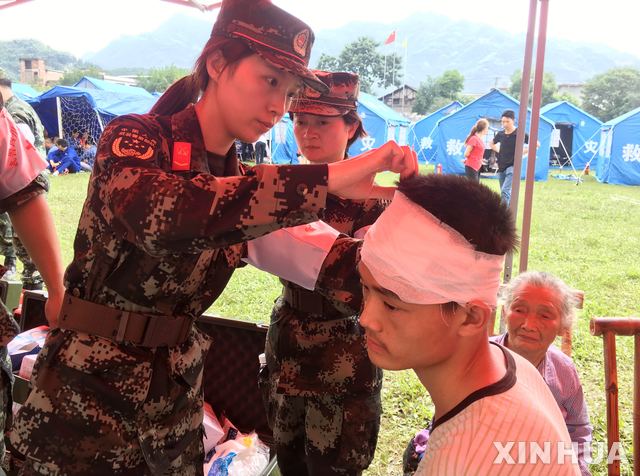 【이빈(중국 쓰촨성)=신화/뉴시스】18일(이하 현지시간) 중국 쓰촨성 이빈시 창닝의 대피소에서 군 의료진이 부상한 주민들을 치료하고 있다. 현지 당국은 17일 밤 발생한 규모 6.0의 지진으로 현재까지 사망자 수는 13명으로, 부상자는 199명으로 늘었다고 밝혔다. 2019.06.19.