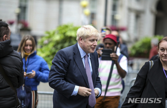 【런던=AP/뉴시스】지난 18일(현지시간) 영국 보수당 당대표 경선에 나선 보리스 존슨이 런던 시내에서 TV토론에 참여하기 위해 이동하고 있다. 2019.06.20