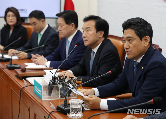 【서울=뉴시스】고승민 기자 = 19일 서울 여의도 국회에서 열린 바른미래당 제109차 최고위원회의에서 오신환 원내대표가 발언하고 있다. 2019.06.19.kkssmm99@newsis.com