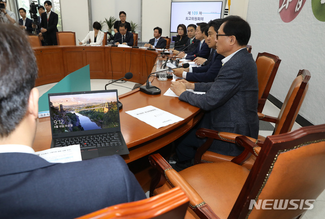 【서울=뉴시스】고승민 기자 = 19일 서울 여의도 국회에서 열린 바른미래당 제109차 최고위원회의에서 오신환 원내대표가 발언하고 있다. 하태경 최고위원의 자리가 비어 있다. 2019.06.19.kkssmm99@newsis.com