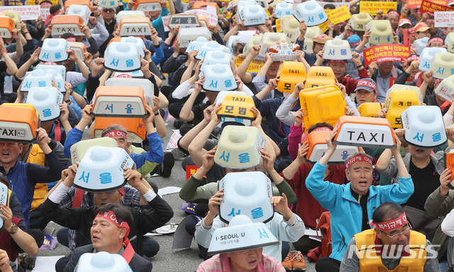【세종=뉴시스】강종민 기자 = 서울개인택시운송사업조합 등 전국 개인택시 조합원들이 19일 오전 정부세종청사 국토교통부 앞에서 집회를 열고 '타다 퇴출'을 촉구하고 있다. 2019.06.19. ppkjm@newsis.com