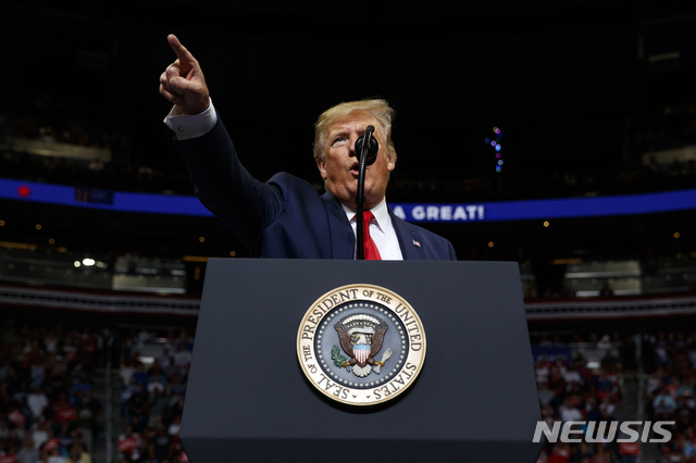 【올랜도=AP/뉴시스】도널드 트럼프 미국 대통령이 18일(현지시간) 미 플로리다주 올랜도의 암웨이센터 경기장에서 2020년 대통령 선거 재선 캠페인을 열고 연설하고 있다. 트럼프 대통령은 2020 대선 도전을 공식 선언하면서 “미국을 계속 위대하게”(Keep America Great)라고 목소리를 높였다. 2019.06.19.