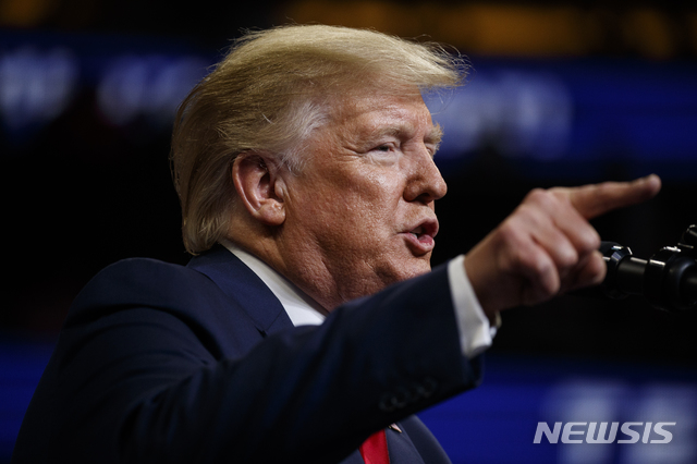 【올랜도=AP/뉴시스】도널드 트럼프 미국 대통령이 18일(현지시간) 미 플로리다주 올랜도의 암웨이센터 경기장에서 2020년 대통령 선거 재선 캠페인을 열고 연설하고 있다. 트럼프 대통령은 2020 대선 도전을 공식 선언하면서 재선 슬로건으로 “위대한 미국을 지키자”(Keep America Great)를 내세웠다. 2019.06.19.
