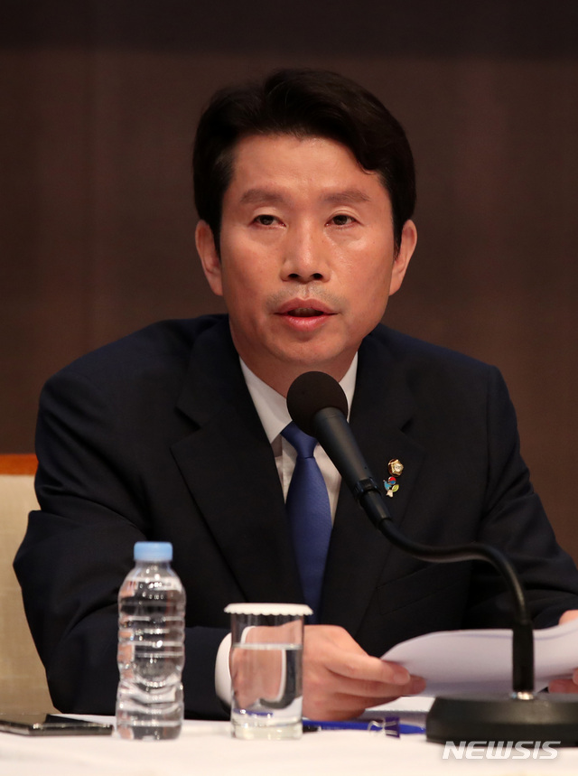 【서울=뉴시스】김선웅 기자 = 이인영 더불어민주당 원내대표가 19일 오전 서울 중구 프레스센터에서 열린 관훈클럽 주최 토론회에서 발언을 하고 있다. 2019.06.19. mangusta@newsis.com