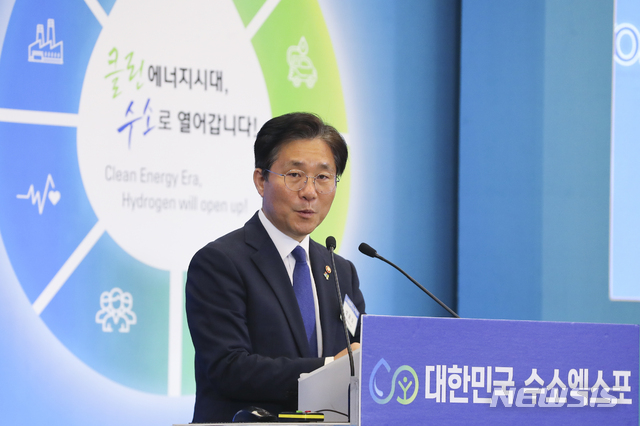 【서울=뉴시스】최진석 기자 = 성윤모 산업통상자원부 장관이 19일 서울 중구 동대문디자인플라자에서 열린 '2019 대한민국 수소엑스포'에 참석해 '수소경제의 미래와 실현을 위한 기업 육성과 글로벌 협력 과제'를 주제로 기조연설을 하고 있다.'2019 대한민국 수소엑스포'는 국회수소경제포럼 주최, 머니투데이·국가기술표준원·수소융합얼라이언스추진단 공동 주관으로 이날부터 21일까지 사흘간 진행되며 우리 경제의 미래 성장동력으로 부상하고 있는 수소 관련 산업 및 과학기술의 현주소와 정책방향, 향후 발전 방향을 종합적으로 소개한다. 2019.06.19. myjs@newsis.com