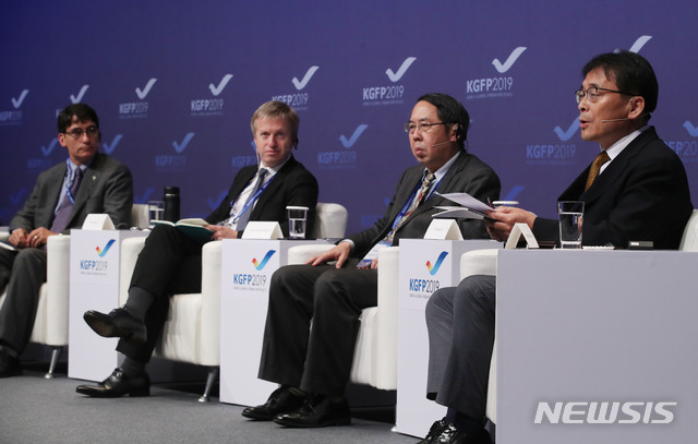 【서울=뉴시스】박미소 기자 = 19일 오전 서울 중구 웨스틴조선호텔에서 열린 '2019 한반도국제평화포럼'에서 조성렬(오른쪽) 국가안보전략연구원 수석연구위원을 비롯한 패널들이 '한반도 평화, 동북아의 평화'란 주제로 토론하고 있다. 왼쪽부터 프랭크 자누지 미국 맨스필드재단 대표, 존 닐슨-라이트 영국 채텀 하우스 선임 연구원, 스인홍 중국 인민대학교 국제관계학원 교수, 조성렬 국가안보전략연구원 수석연구위원. 2019.06.19. misocamera@newsis.com