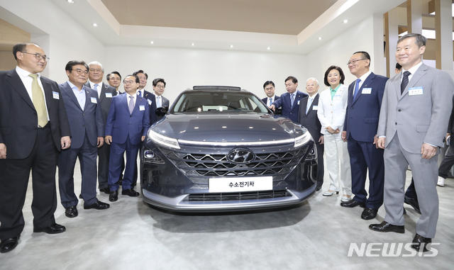 【서울=뉴시스】최진석 기자 = 19일 서울 중구 동대문디자인플라자에서 열린 '2019 대한민국 수소엑스포' 참석자들이 현대자동차 수소전기차 넥소 앞에서 기념촬영을 하고 있다. 오른쪽부터 홍선근 머니투데이 그룹전략협의회 회장, 송철호 울산시장, 박영선 중소벤처기업부 장관, 손경식 한국경영자총협회 회장, 김영춘 국회수소경제포럼 위원장, 김종민 더불어민주당 의원'2019 대한민국 수소엑스포'는 국회수소경제포럼 주최, 머니투데이·국가기술표준원·수소융합얼라이언스추진단 공동 주관으로 이날부터 21일까지 사흘간 진행되며 우리 경제의 미래 성장동력으로 부상하고 있는 수소 관련 산업 및 과학기술의 현주소와 정책방향, 향후 발전 방향을 종합적으로 소개한다. 2019.06.19. myjs@newsis.com