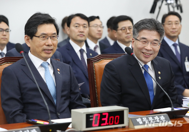 【서울=뉴시스】고승민 기자 = 19일 서울 여의도 국회에서 열린 사법개혁특별위원회에서 회의 시작 전 박상기 법무부 장관과 민갑룡 경찰청장이 웃고 있다. 2019.06.19. kkssmm99@newsis.com