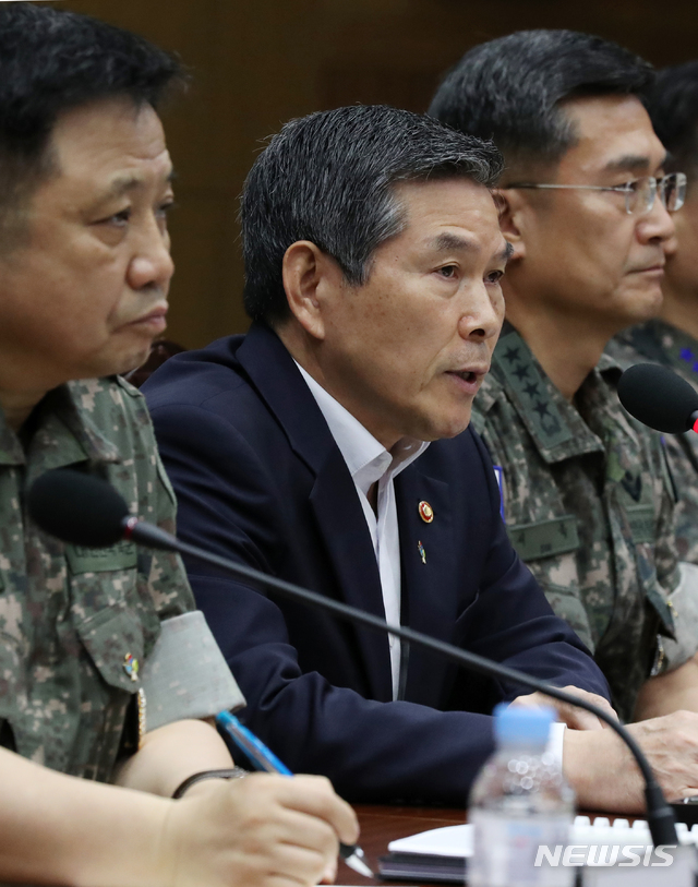 【서울=뉴시스】전진환 기자 = 정경두 국방부 장관이 19일 서울 용산구 국방부에서 열린 '2019 전반기 전군주요지휘관 회의'에 참석해 모두발언을 하고 있다.&nbsp; 정경두 국방장관은 이날 회의에서 강원도 삼척항 부두를 통해 북한 어선이 들어온 사건과 관련해 "재발방지를 위한 제반대책을 적극 추진할 것"이라고 밝혔다. 2019.06.18.&nbsp; photo@newsis.com