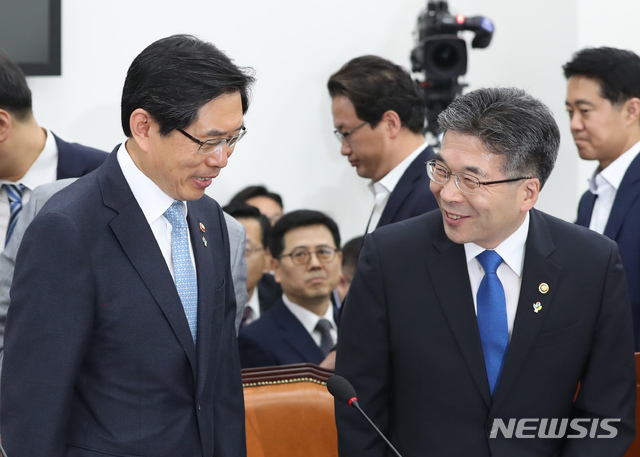 【서울=뉴시스】고승민 기자 = 19일 서울 여의도 국회에서 자유한국당, 바른미래당 의원들이 불참한 가운데 열린 사법개혁특별위원회에서 회의 시작 전 박상기 법무부 장관과 민갑룡 경찰청장이 웃고 있다. 2019.06.19. kkssmm99@newsis.com