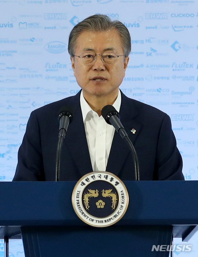 【안산=뉴시스】박진희 기자 = 문재인 대통령이 19일 경기 안산시 스마트제조혁신센터에서 '제조업 르네상스 비전'을 선포하고 있다. 2019.06.19. pak7130@newsis.com