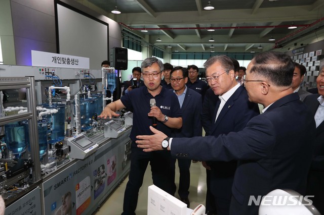 【안산=뉴시스】박진희 기자 = 문재인 대통령이 19일 경기 안산시 스마트제조혁신센터에서 열린 '제조업 르네상스 비전 선포식' 에 개인맞춤형 화장품 스마트 생산라인을 살펴보고 있다. 2019.06.19.&nbsp; pak7130@newsis.com