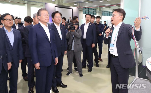 【안산=뉴시스】박진희 기자 = 문재인 대통령이 19일 경기 안산시 단원구 스마트제조혁신센터에서 열린 ‘제조업 르네상스’ 비전 선포식에 스마트제조 데모공장을 사전 방문해 디지털 트윈 운영에 대한 설명을 듣고 있다. 2019.06.19.&nbsp;&nbsp; pak7130@newsis.com