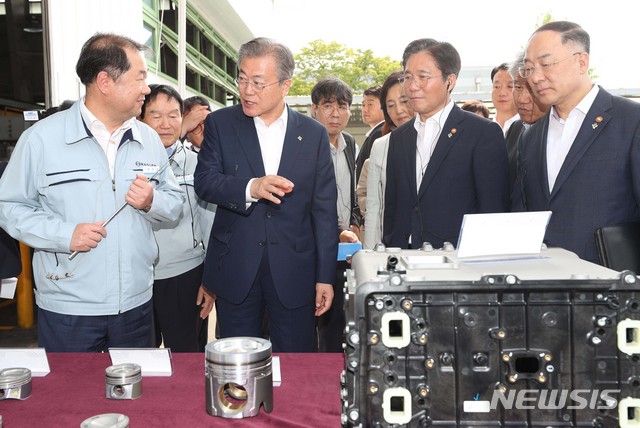 【안산=뉴시스】박진희 기자 = 문재인 대통령이 19일 경기 안산시 단원구 동양피스톤을 방문해 회사 현황에 대한 설명을 듣고 있다. 2019.06.19.&nbsp; pak7130@newsis.com