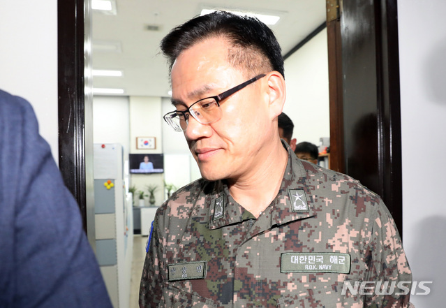 【서울=뉴시스】 박영태 기자 = 안상민 합동참모본부 해상작전과장이 19일 오후 서울 여의도 국회 안규백 국방위원장실에서 북한 어선 관련 보고를 끝내고 나오고 있다. 2019.06.19. since1999@newsis.com