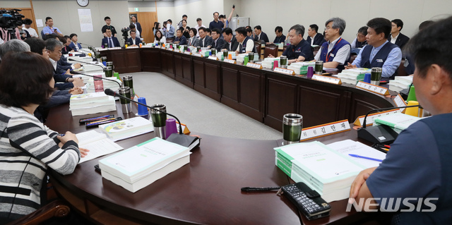 【세종=뉴시스】강종민 기자 = 19일 오후 정부세종청사에서 최저임금위원회 3차 전원회의가 열리고 있다. 2019.06.19. ppkjm@newsis.com
