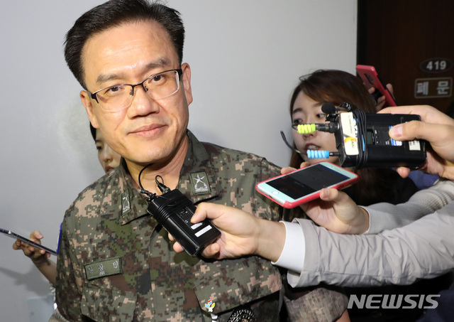 【서울=뉴시스】 박영태 기자 = 안상민 합동참모본부 해상작전과장이 19일 오후 서울 여의도 국회 안규백 국방위원장실에서 북한 어선 관련 보고를 끝내고 이동하고 있다. 2019.06.19. since1999@newsis.com