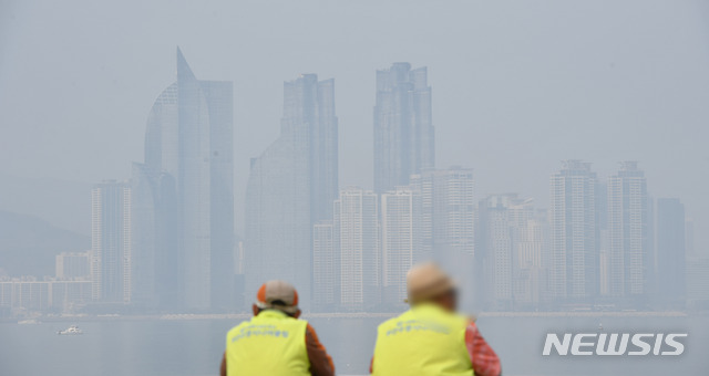 【부산=뉴시스】 하경민 기자 = 부산지역의 초미세먼지 농도가 '나쁨' 단계를 보인 19일 오후 부산 남구 이기대공원 해안산책로 입구에서 바라본 마린시티 일대가 뿌옇게 보이고 있다. 2019.06.19. yulnetphoto@newsis.com